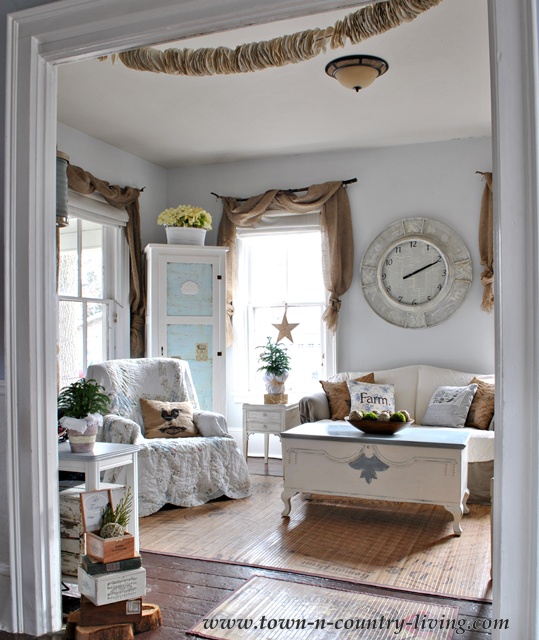 Cottage style farmhouse family room via Town and Country Living