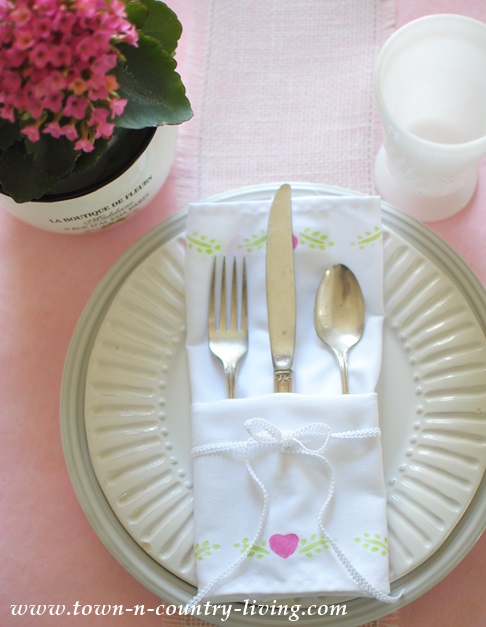 How to stencil dinner napkins