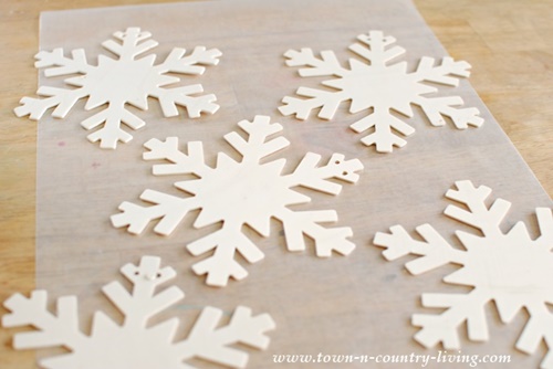 PACK 6 GLITTER WOODEN SNOWFLAKES GREAT ADDITION FOR CARDS OR CRAFTS 