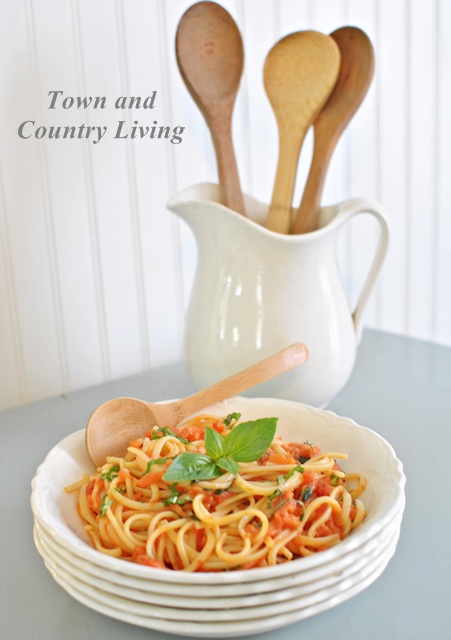 Spaghetti with Tomato and Basil Sauce