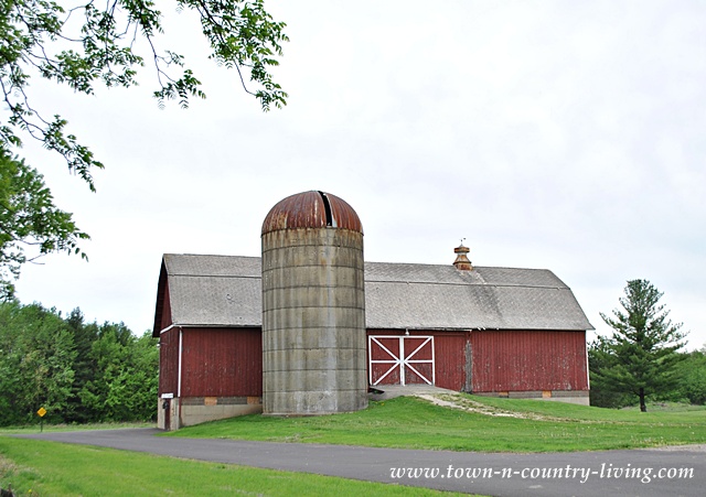 Midwestern Rustic Red Barn in Illinois
