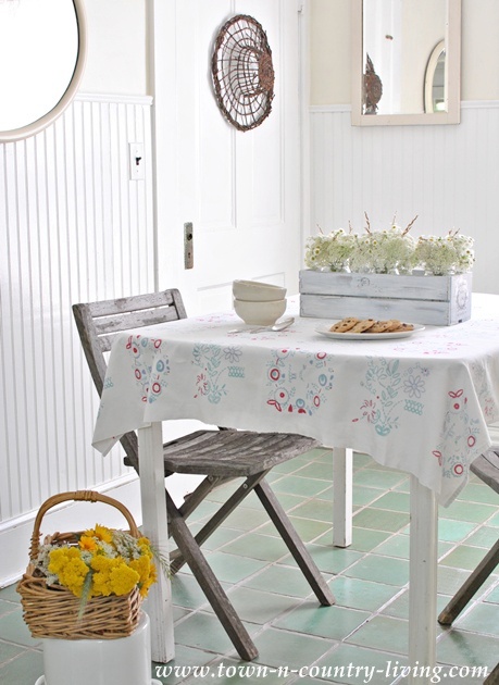 Cottage Style Breakfast Nook - Town and Country Living