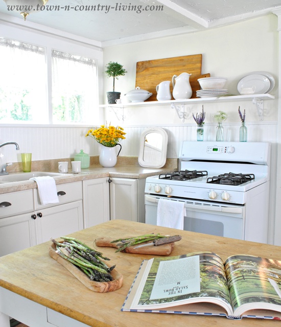 Farmhouse Country Kitchen via Town and Country Living