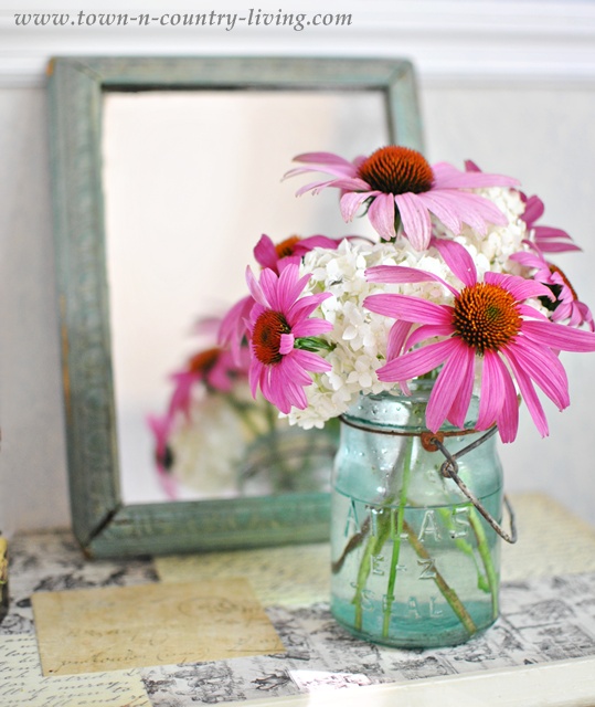 Summer flower arrangement of Queen Anne's Lace and Coneflower via Town and Country Living