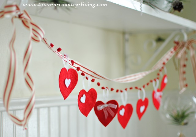 DIY Felt Heart Valentine's Banner