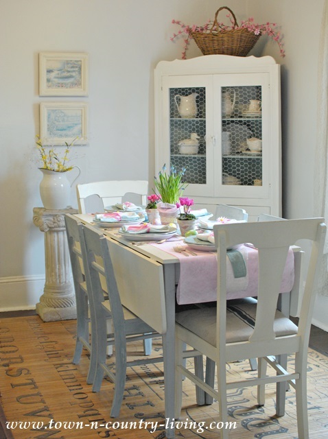 Cottage-Dining-Room-at-Easter