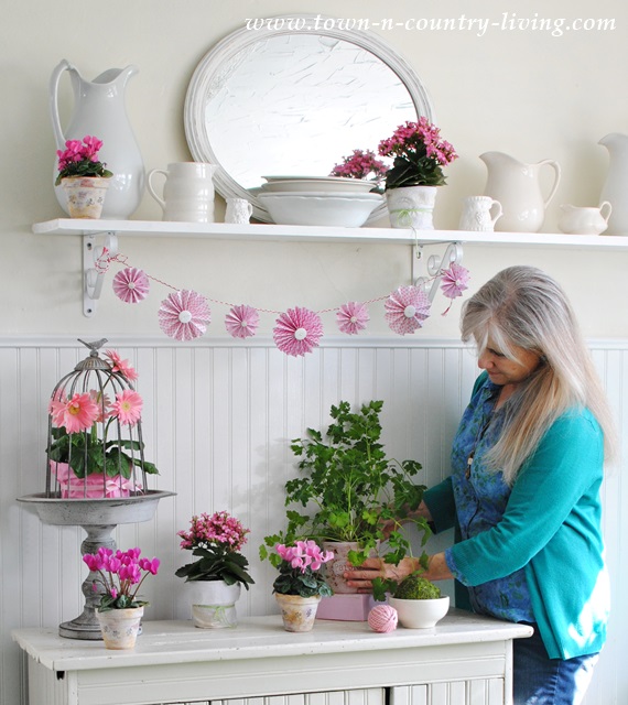 How I create a spring vignette in my cottage style farmhouse