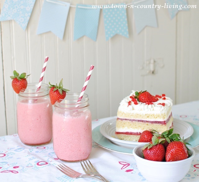 Strawberry Julius with Vanilla Strawberry Cake
