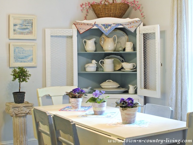 Summer Decorating in a Farmhouse Dining Room