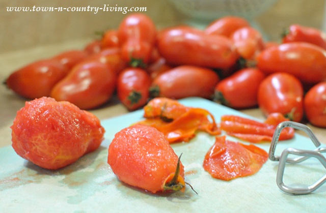 Skinning tomatoes for canning