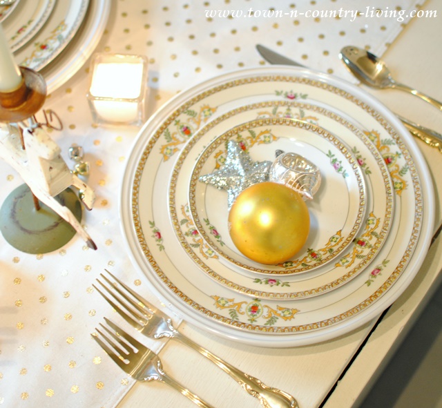 Christmas Table Setting in Gold and White