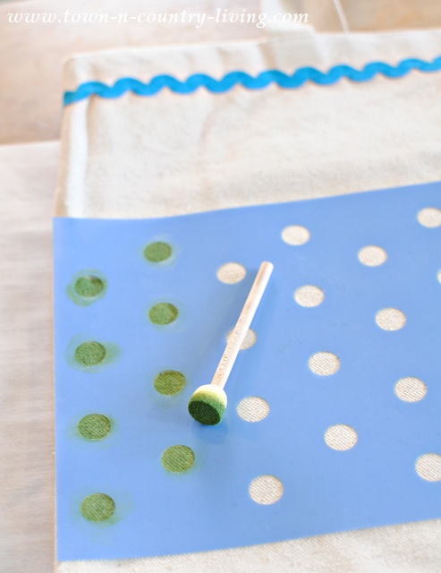 I love polka dots and was thrilled to find this polka dot stencil for my canvas flea market bag!