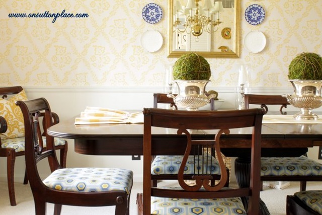 Traditional Style Dining Room in Blue and Yellow