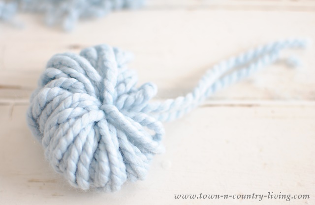 How to make a pom pom garland out of yarn. This tutorial has step-by-step photos.