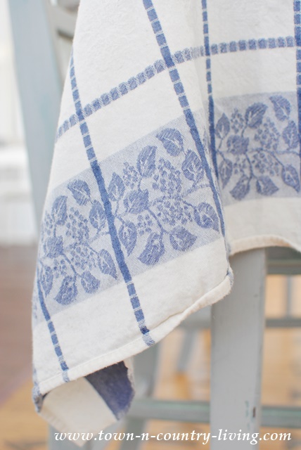 Damask Tablecloth in Blue and White