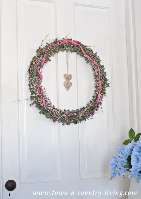 How to make a eucalyptus wreath. It makes your home smell so good!