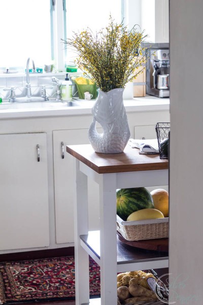 Kitchen island in a white kitchen by the eastern seaside