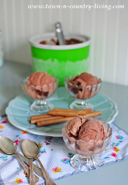 How to make homemade chocolate ice cream. 