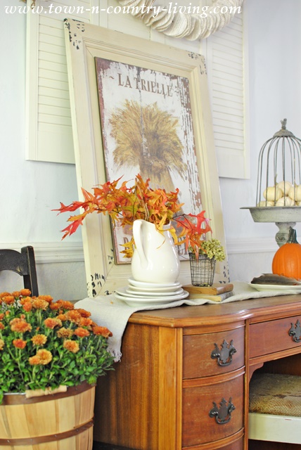 Fall Decorating in a Farmhouse Entryway 
