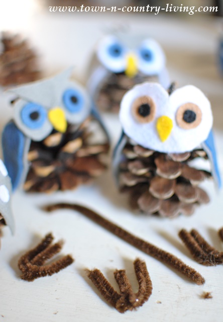 See how to make cute little owls using pine cones and felt!